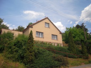 Fotografie pohledu na dům v Řícmanicích