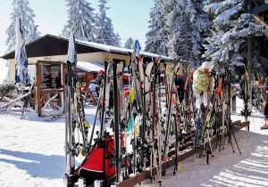 Hlídejte si lyže a snowboardy! V případě krádeže pomůže pojištění