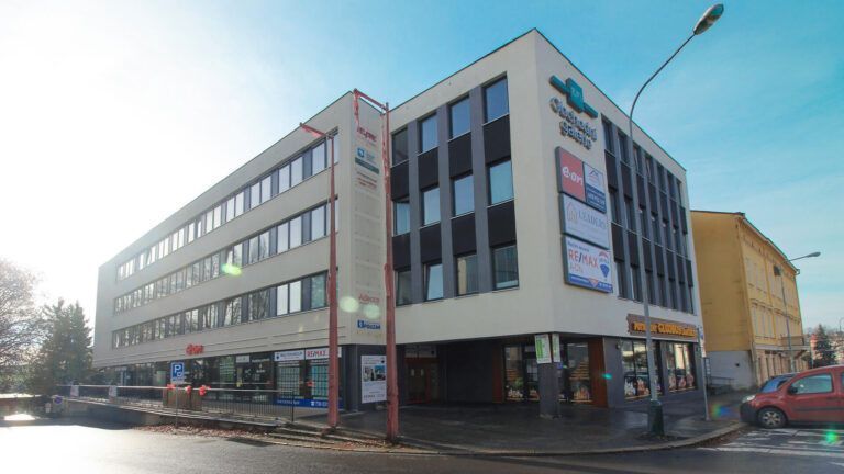 Moderní komerční objekt EFI Obchodní galerie Jihlava, který je součástí portfolia nemovitostí e-Finance. Budova reprezentuje segment nájemních obchodních prostor a regionálního podnikatelského prostředí.