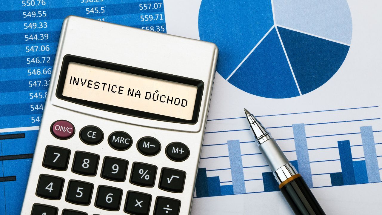 Investice na důchod znázorněné kalkulačkou a finančními grafy