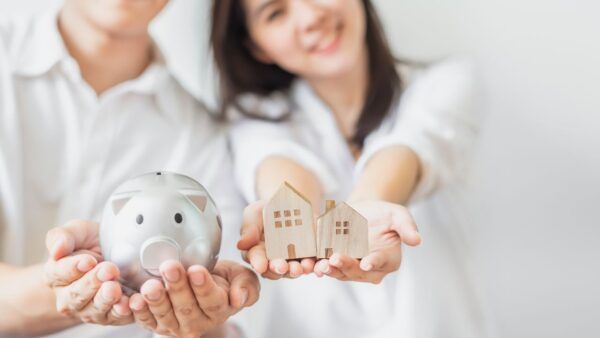 Mladá rodina plánuje úspory a investice podle pravidla 50–30–20