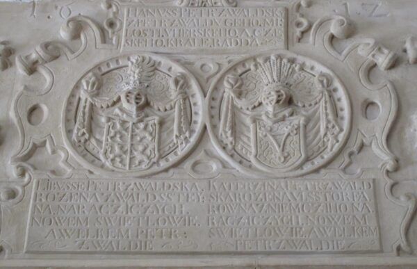 Kartuše s erby Libuše Petřvaldské a Kateřiny Ullersdorfer.