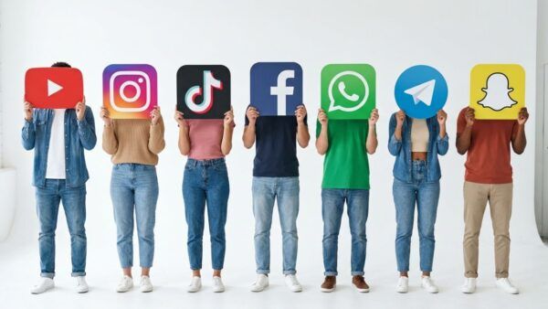 Lidé drží před obličejem ikony sociálních sítí jako symbol investičních mýtů ze sociálních sítí a jejich vlivu