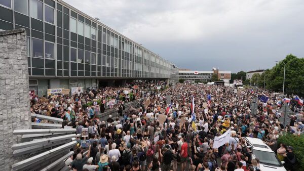 Tisíce lidí dorazily před budovu České televize protestovat proti plánovaným vládním zásahům do financování.