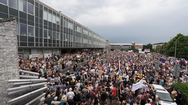 Dav tisíců lidí protestuje před budovou České televize proti vládním škrtům, protože koalice ruší koncesionářské poplatky.