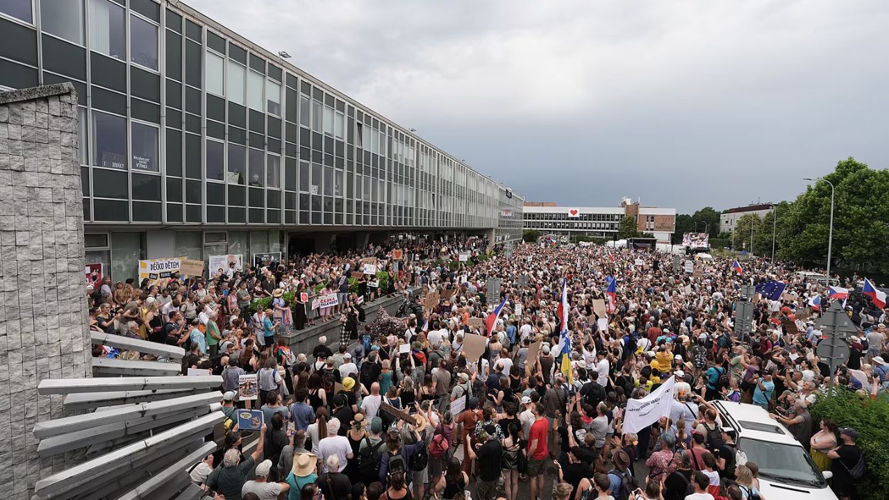 Dav tisíců lidí protestuje před budovou České televize proti vládním škrtům, protože koalice ruší koncesionářské poplatky.