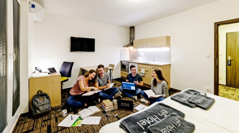 Studenti programu Erasmus studují v moderním apartmánu eFI Palace Hotel v Brně