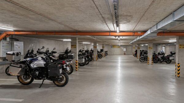 Kryté a bezpečné parkování pro motocykly v podzemní garáži hotelu EFI SPA – spolehlivé ubytování pro motorkáře.