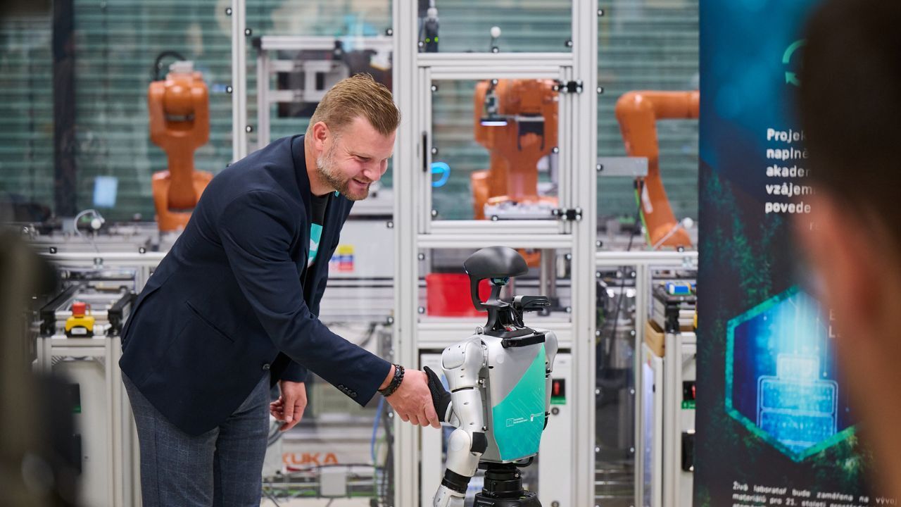Humanoidní robot při prezentaci na Ostravské univerzitě