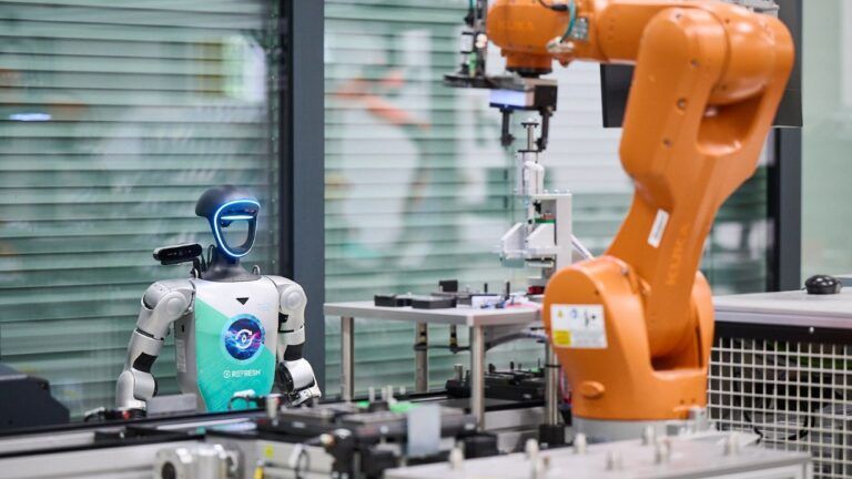 Humanoidní robot při testování v průmyslovém prostředí na Ostravské univerzitě