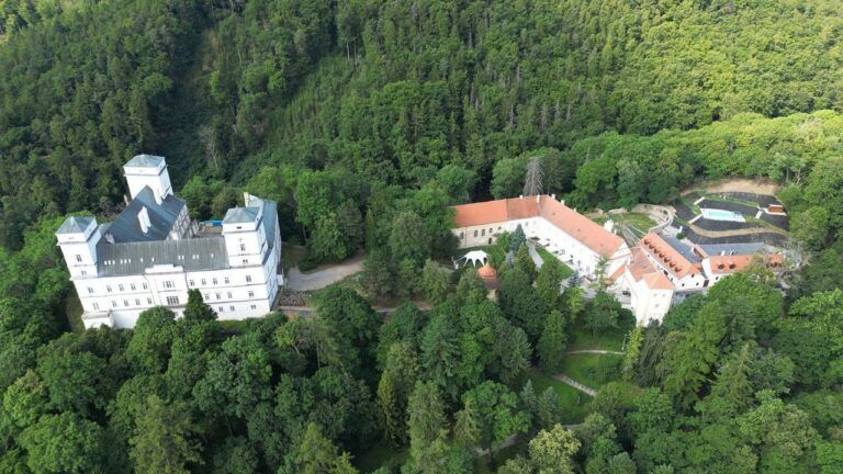 Zámek Račice rekonstrukce historického areálu pod vedením e-Finance