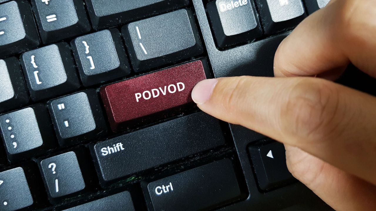 Investiční podvody na Instagramu, ilustrační foto ruky s telefonem a varovným tlačítkem
