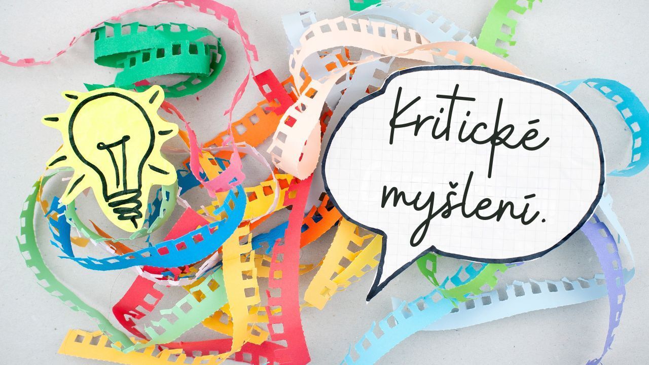 Ilustrace žárovky a myšlenkové bubliny s nápisem kritické myšlení na barevném abstraktním pozadí