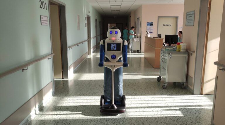Robot Robin s umělou inteligencí na chodbě Nemocnice sv. Alžběty