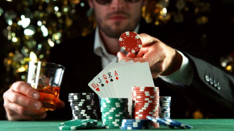Muž hrající poker v kasinu jako ukázka hazardu, jehož opakem je dlouhodobé investování