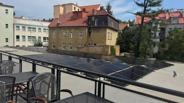 EFI SPA Hotel nově využívá energii ze slunce. Skupina e-Finance na jeho střeše vybudovala fotovoltaiku 99 KWp