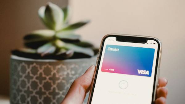 Skryté poplatky u bank a fintech aplikací: Kde se ukrývají?