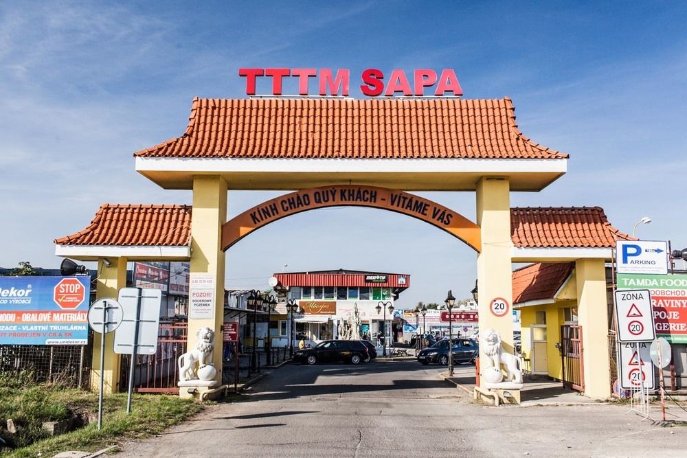 Celníci v tržnici SAPA při kontrole padělaného zboží