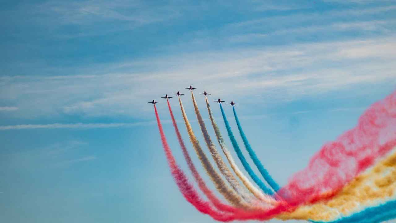 Dny NATO 2026 v Mošnově: muži v oblecích a leteckých kombinézách hovoří u vystaveného letadla.