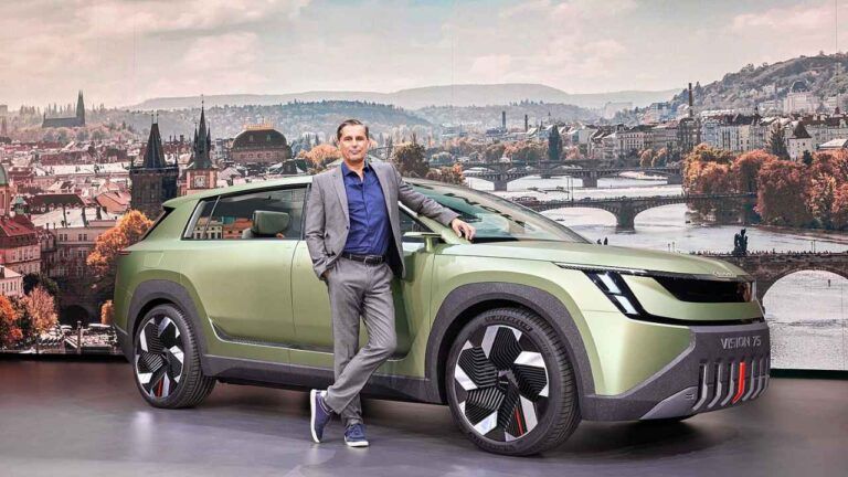 Klaus Zellmer stojí vedle vozu Škoda.
