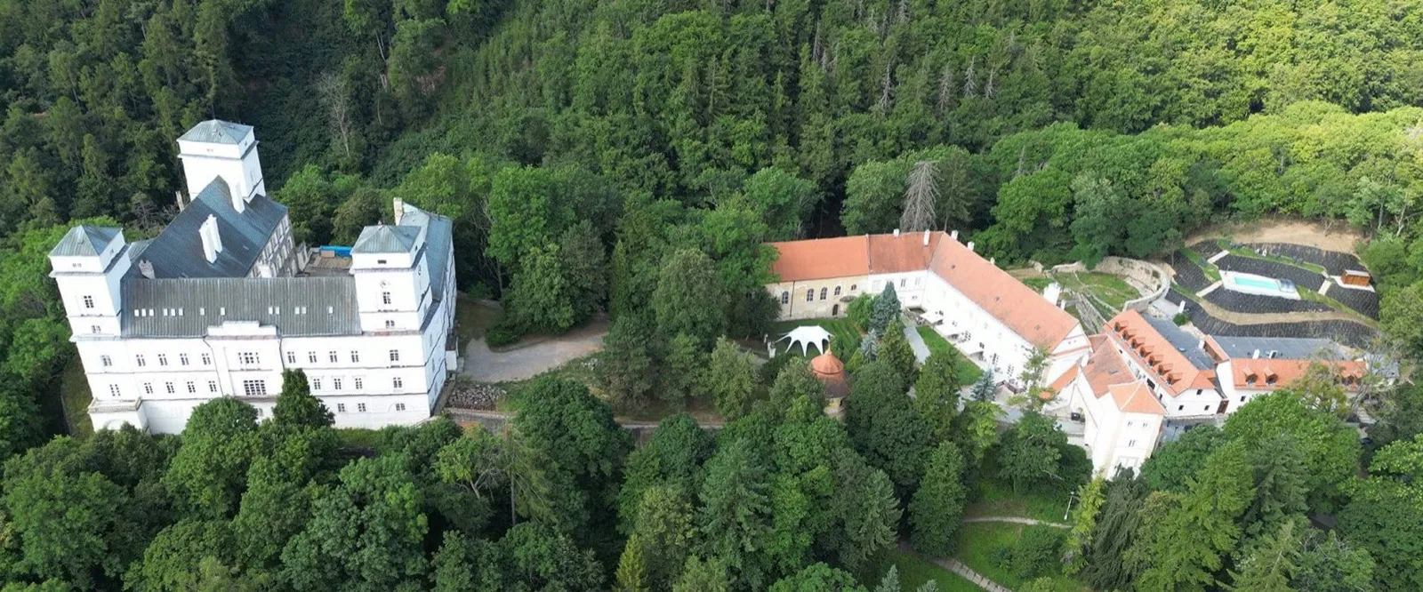Letecký pohled na areál Zámku Račice