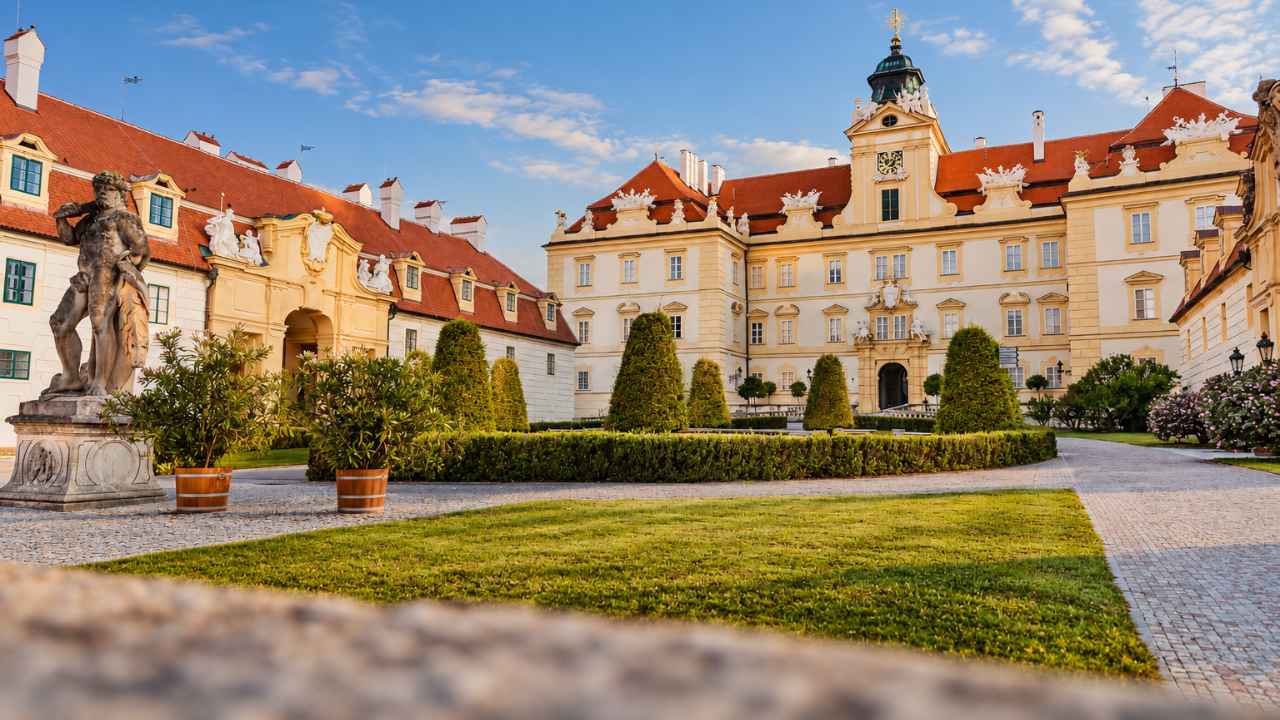 Zámek Valtice s upraveným nádvořím a květinovou výsadbou.