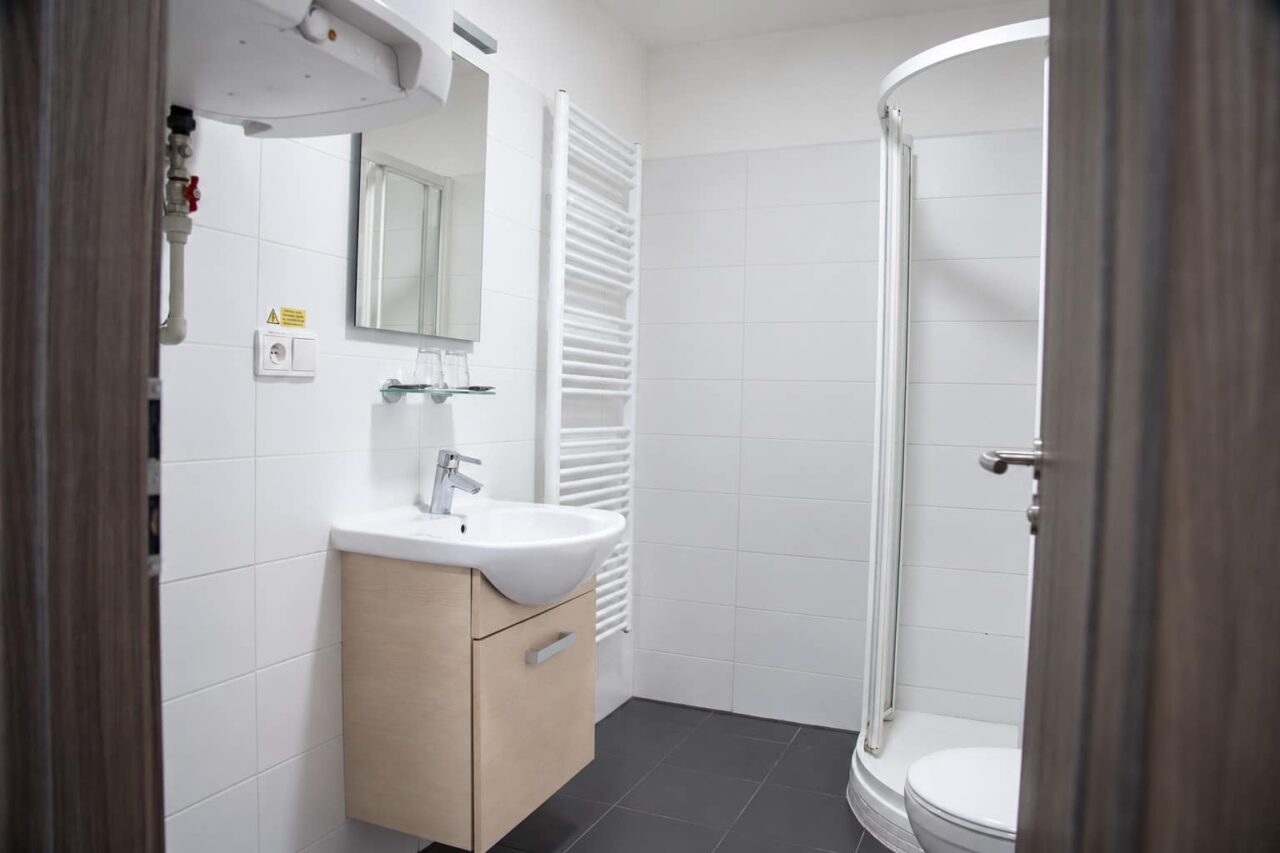 Bad 1 — Apartment Deluxe mit 3 Schlafzimmern