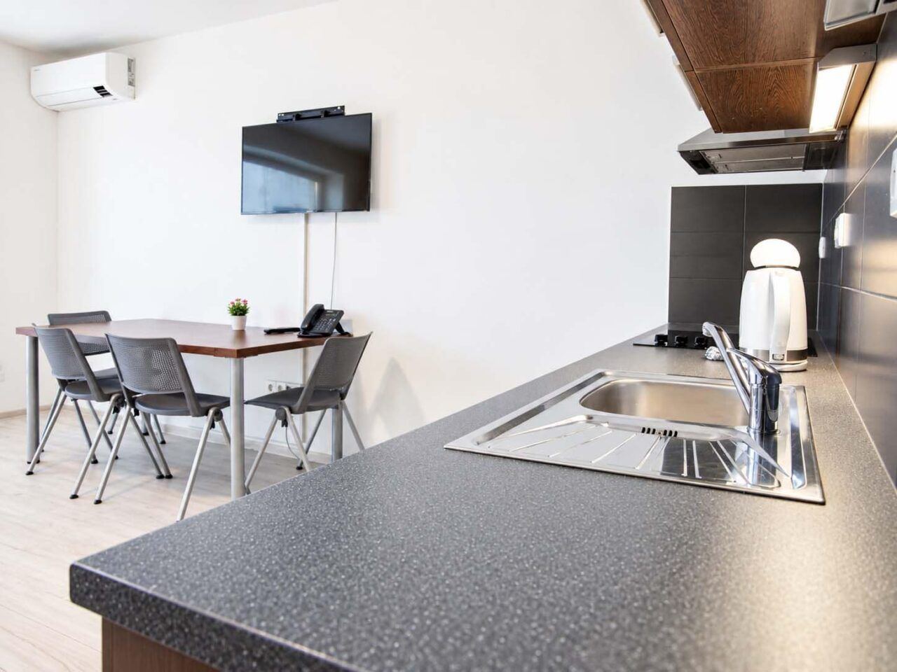 Küchenzeile — Zweigeschossiges Apartment Deluxe mit Terrasse