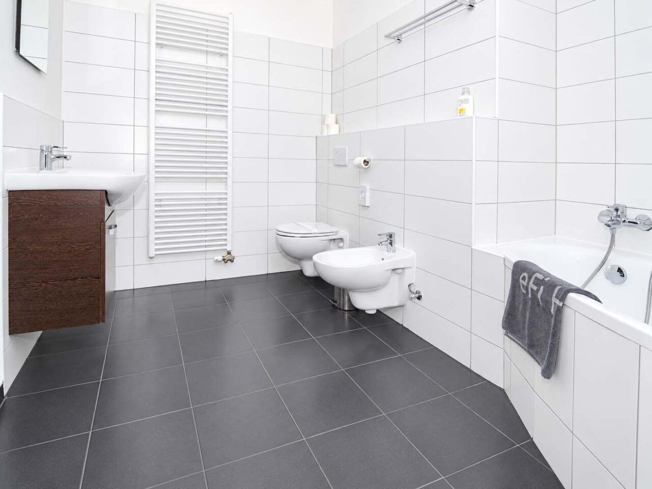 Bad 1 — Zweigeschossiges Apartment Deluxe mit Terrasse