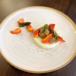 Chřestová pannacotta s rebarborou a jahodami