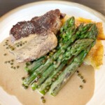 Rib-Eye steak s grilovaným chřestem, pepřovou omáčkou a smetanovými brambory