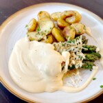 Zelený chřest gratinovaný parmezánem s holandskou omáčkou a brambory na sádle