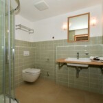 Koupelna v třílůžkovém apartmánu