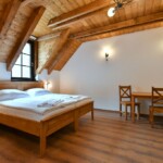 Dvoulůžkové studio s kuchyňským koutem_dvoulůžko a jídelní kout