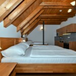 Třílůžkové studio s kuchyňským koutem_pohled na lůžka a kuchnský kout