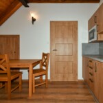 Třílůžkový apartmán s kuchyňským koutem_jídelní část