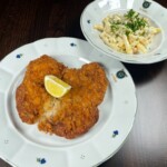 Řízek s bramborovým salátem