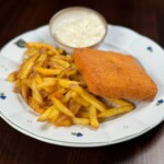 Smažený ementál s domácími hranolkami