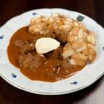 Telecí guláš se špekovým knedlíkem