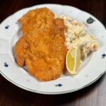 Vídeňský řízek s bramborovým salátem