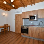 Ubytování_Dvoulůžkové studio s kuchyňským koutem_kuchyně s jídelním koutem