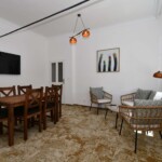 Rodinný apartmán Deluxe jídelní stůl s posezením