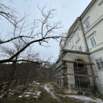 jižní sluneční terasa s právě opravovaným balkonem