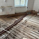 povalový strop s viditelnými poruchami, vyztuženo