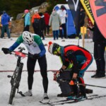 Předávka bikera a skipalinisty
