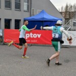 Předání štafety běžce kajakářovi