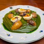 Poledni menu Špenát s vejcem a grenaille