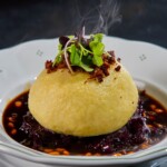 Trhaná kachna v kynutém knedlíku s červeným zelím a rakytníkem