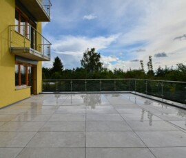 Terasa bytu 3kk v projektu EFI Residence Holzova 28 v Brně-Líšni Terasa bytu 3kk v projektu EFI Residence Holzova 28 v Brně-Líšni