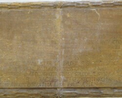 Pamětní deska o přestavbě zámku Hanušem Petřvaldským
z Petřvaldu. Pamětní deska o přestavbě zámku.